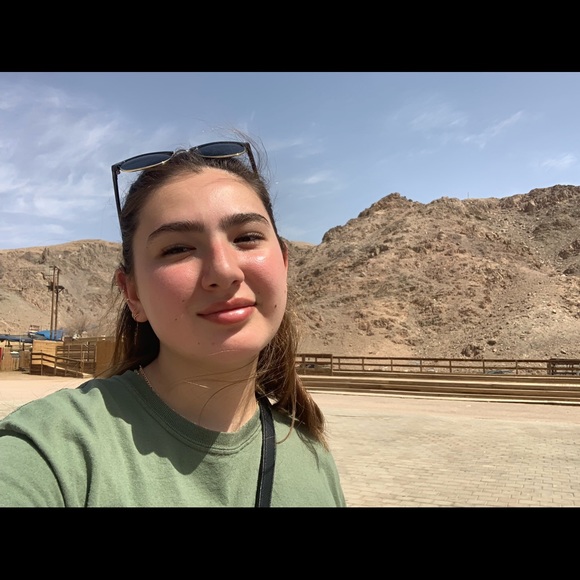 Meet your Posher, Amanda - Picture 2 of 2